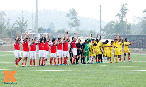 Xem danh thủ Hồng Sơn tả xung hữu đột trên sân cỏ - 3