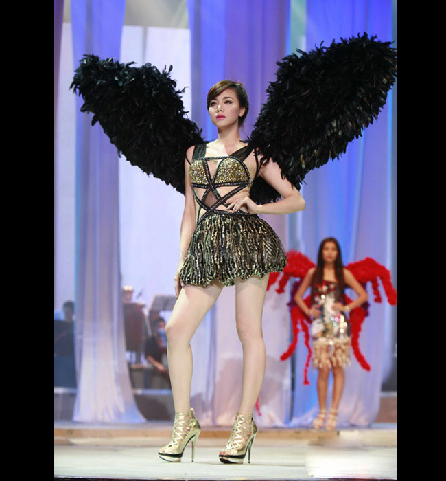 Trong một show diễn thời trang, người mẫu Trang Nhung từng tỏa sáng khi khoác lên vai đôi cánh rất lớn màu đen huyền bí.