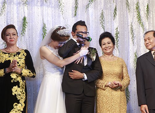 Huỳnh Đông khóc nức nở ngày cưới vợ - 1