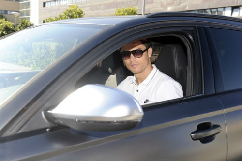 Chờ án phạt, Ronaldo bất ngờ đi bệnh viện - 1