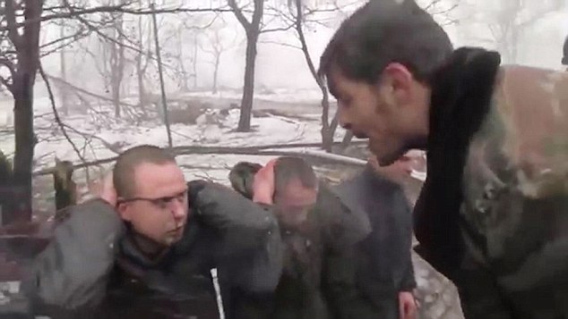 Sốc: Ly khai bắt lính Ukraine ăn phù hiệu, cầu vai - 1
