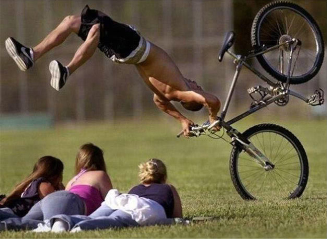 Cười đau bụng  với những pha ngã xe hài hước - 1