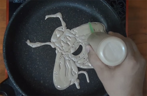 Tròn mắt với nghệ thuật vẽ bánh pancake trên chảo nóng - 1