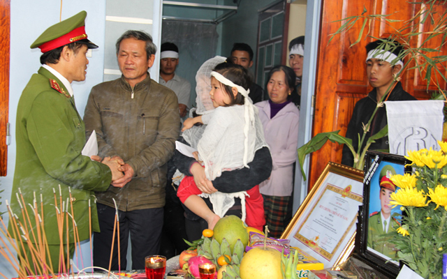 Thượng úy công an hứa tặng bố áo ấm trước khi hy sinh - 2