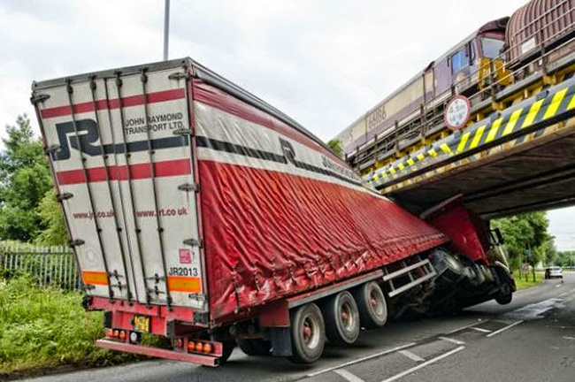 Cái tội đi không chịu chú ý đường đây mà
