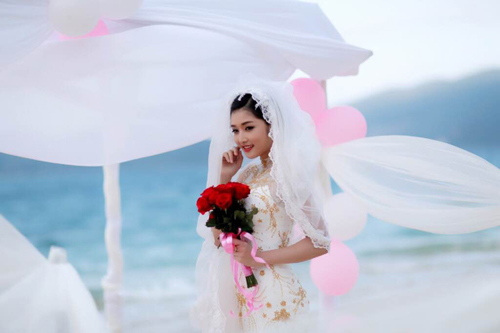 Hoa hậu Triệu Thị Hà mặc váy cưới lộng lẫy - 1