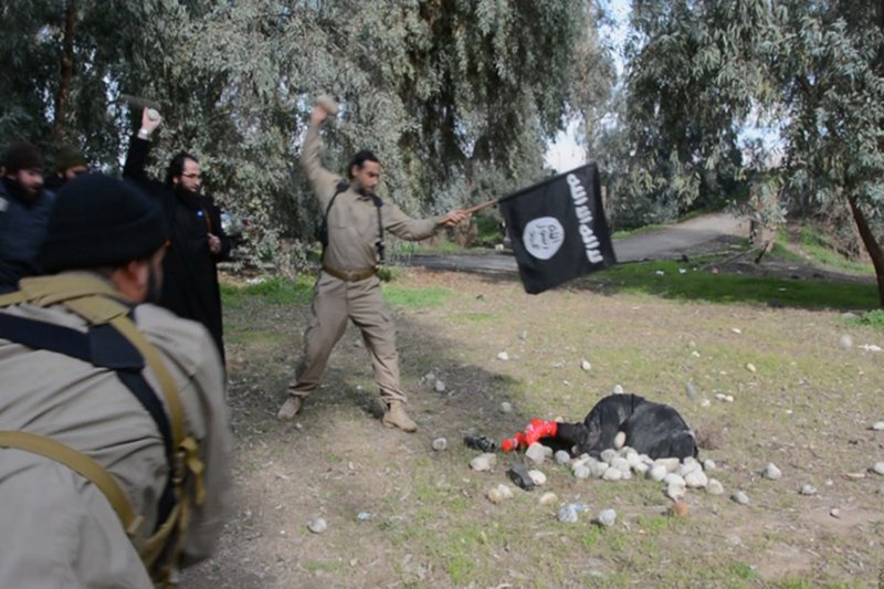 Người phụ nữ thoát đòn ném đá tàn bạo của IS - 1