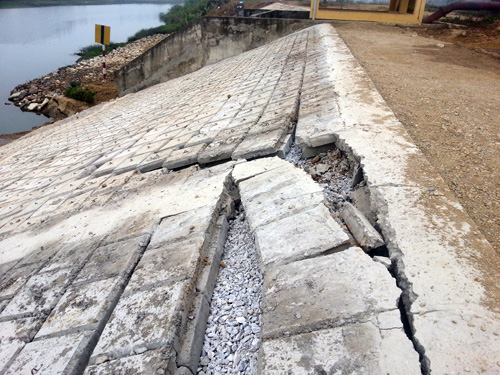 Kè đê sông Mã đang sạt lở nghiêm trọng - 5