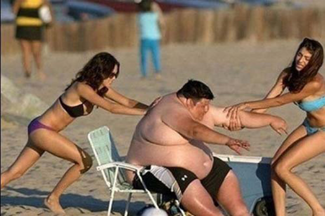 Anh chàng béo bị mắc kẹt vào ghế trên bãi biển
