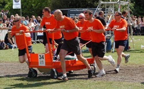 Những môn thể thao “dị”: Từ thi ủi bàn là đến đua giường - 7