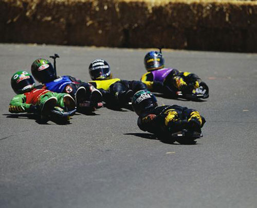 Những môn thể thao “dị”: Từ thi ủi bàn là đến đua giường - 8