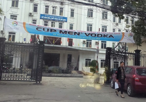 Treo băng rôn "Cup Men' Vodka" ở cổng Sở Văn hóa - 1