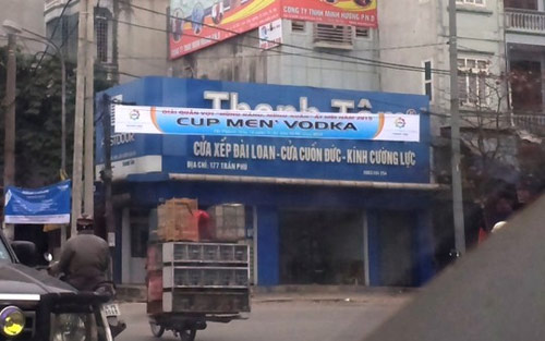 Treo băng rôn "Cup Men' Vodka" ở cổng Sở Văn hóa - 2