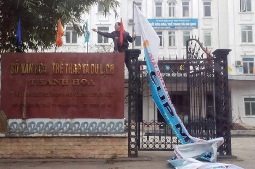Treo băng rôn "Cup Men' Vodka" ở cổng Sở Văn hóa - 3