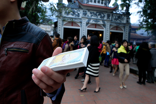 HN: Phủ Tây Hồ tấp nập người trả lễ, cầu may rằm tháng Chạp - 4