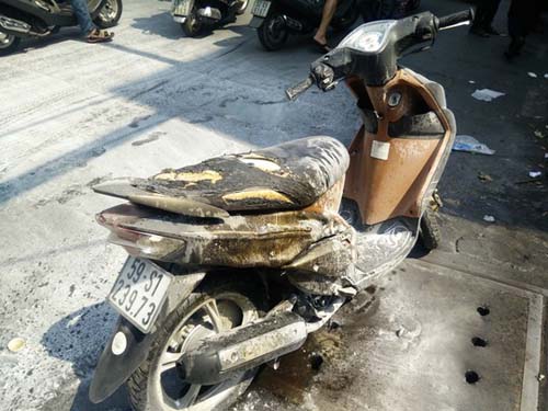 Xe máy bất ngờ bốc cháy, nam thanh niên vứt xe bỏ chạy - 2