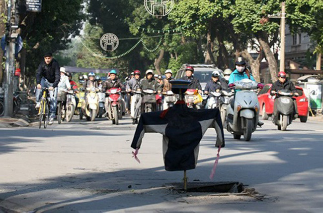 Bù nhìn cảnh báo nguy hiểm trên đường phố
