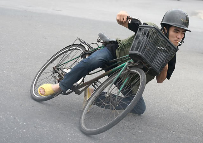 Tay đua đang chuẩn bị vào cua
