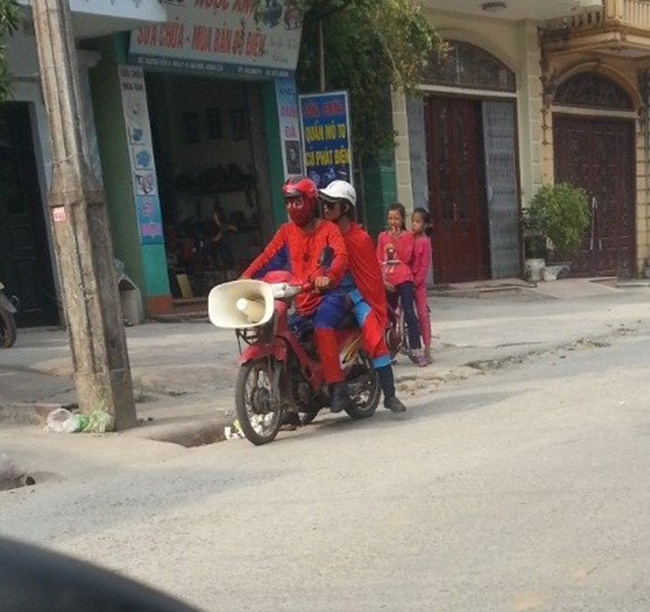 Siêu nhân và người nhện dạo phố
