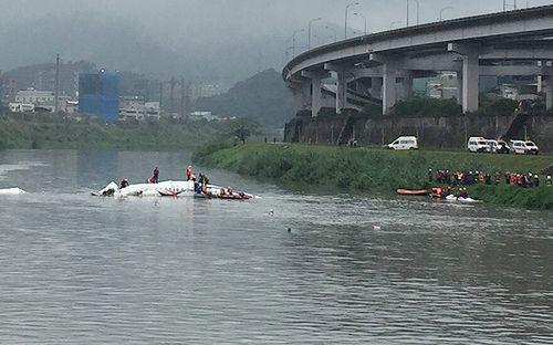 Đài Loan: Máy bay ATR-72 lao xuống sông, 12 người chết - 1