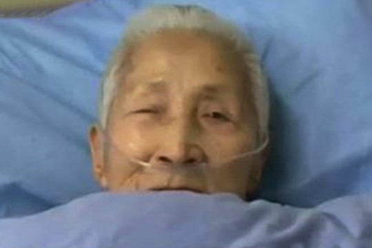 Sau hôn mê, cụ bà Trung Quốc nói tiếng Anh như gió - 1