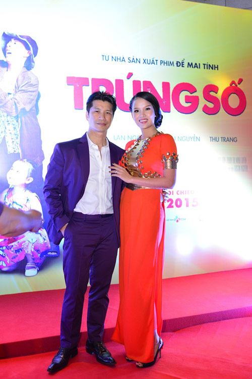 Vợ chồng Dustin Nguyễn tình tứ “ra mắt” khán giả Thủ đô - 1