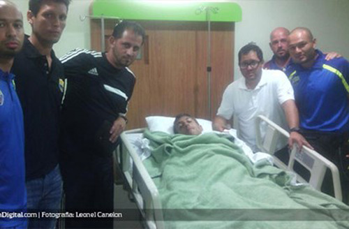 Thua trận, cầu thủ bị CĐV đâm trọng thương - 1