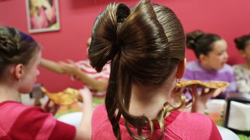 Video: Kỳ lạ dịch vụ làm đẹp dành riêng cho bé gái - 2