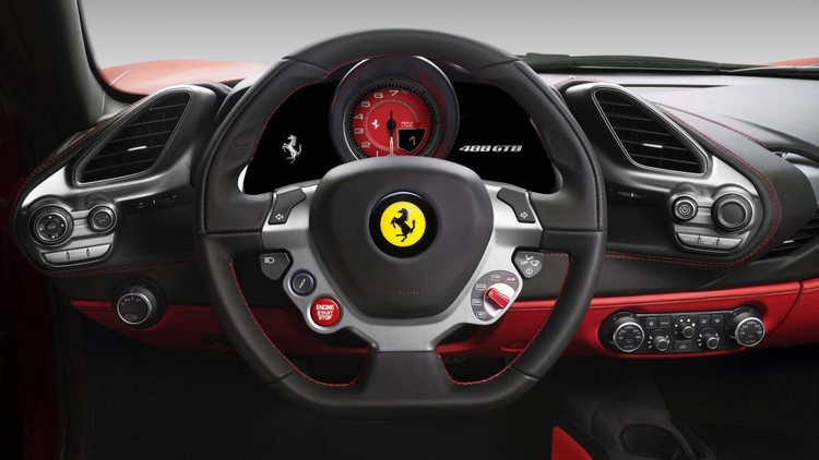 Hệ thống nội thất 488 GTB mang đặc trưng của Ferrari với tay lái đa chức năng, cụm điều khiển vệ tinh cùng ghế bọc xung quanh.
