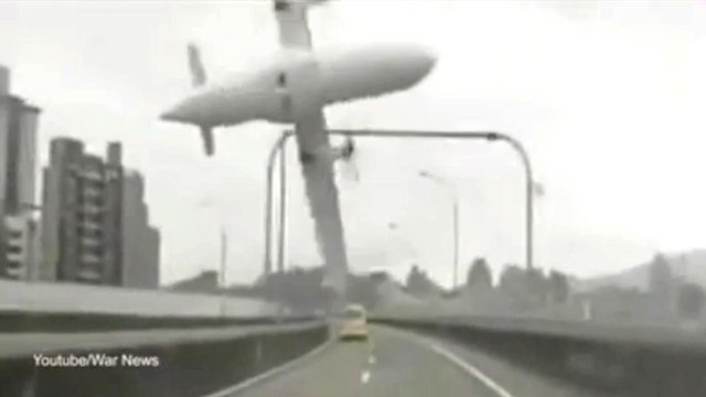 Máy bay Đài Loan rơi: Bố nhanh trí cứu thoát cả nhà - 1