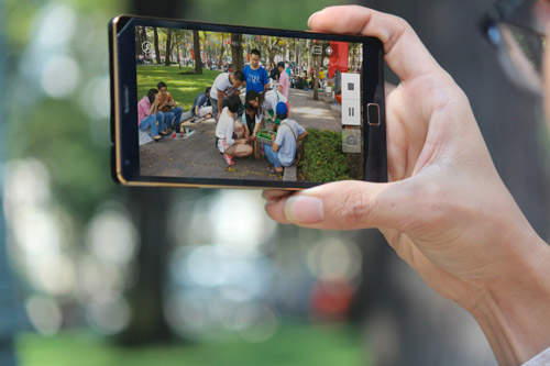 Máy ảnh kỹ thuật số hay smartphone quay phim 4K? - 2