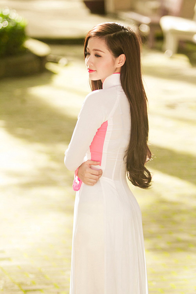 Hot girl gốc Hà Nội đẹp nền nã trong tà áo dài