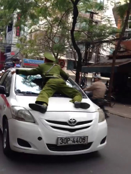 “Chở” cảnh sát trên capô, tài xế taxi bị đánh giữa phố - 1