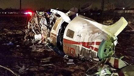 Mỹ: Máy bay đâm vào tòa nhà truyền hình, phi công tử vong - 1