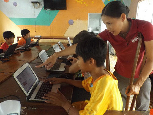 Cô gái liệt chân dạy vi tính cho trẻ mồ côi - 1