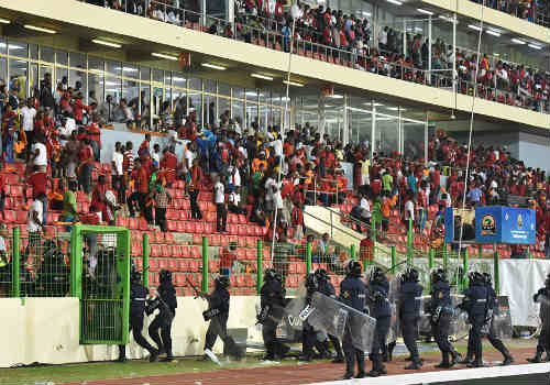 Chủ nhà bại trận, CĐV "nổi điên" tại CAN 2015 - 2