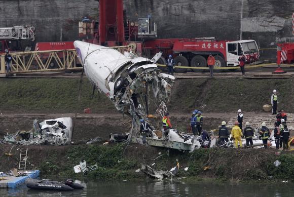 Máy bay Đài Loan rơi: Phi công vẫn nắm chặt cần lái - 1