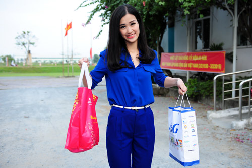 Cùng Đông Nhi chia sẻ yêu thương đón Tết - 1