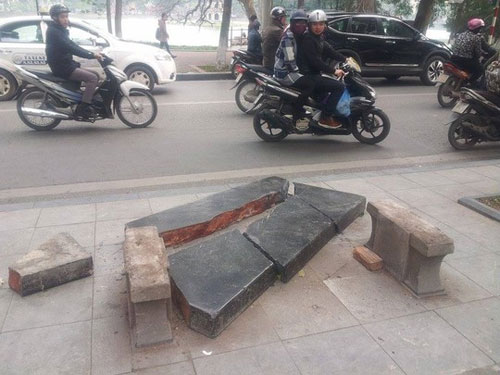 Hà Nội: Ghế đá cổ hơn 100 năm bên Hồ Gươm vỡ tan tành - 1