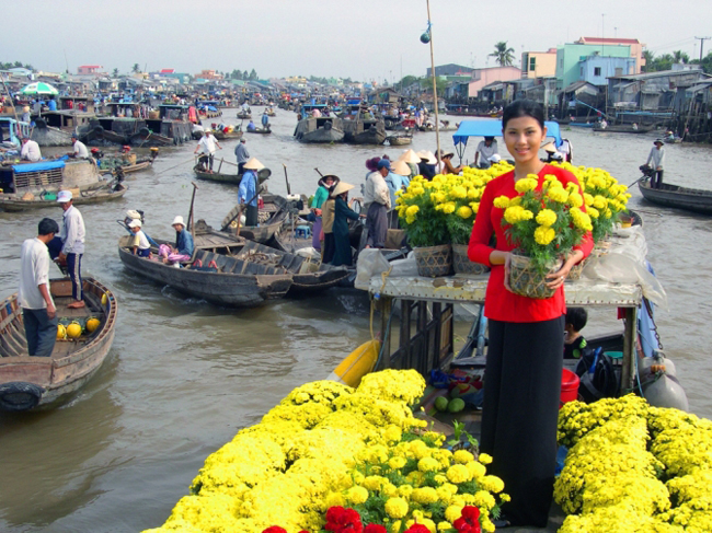 4.Chợ xuân trên sông Mekong: Có lẽ một trong những nét quyến rũ nhất của vùng đồng bằng sông Mekong là khi những chiếc thuyền nhỏ chở đầy hoa rực rỡ sắc vàng đỏ, náo nức trong chợ nổi nhộn nhịp. Bạn có thể thu vào tầm ngắm của mình tất cả những vẻ đẹp mộc mạc nhất nhưng quyến rũ nhất của miền sông nước. Tận hưởng những phút giây hạnh phúc đến nao lòng, bởi một quang cảnh bình yên đầy thi vị của chợ xuân trên dòng Mekong mênh mông chở nặng phù sa, là những khoảnh khắc rất đáng giá để bạn trải nghiệm.
