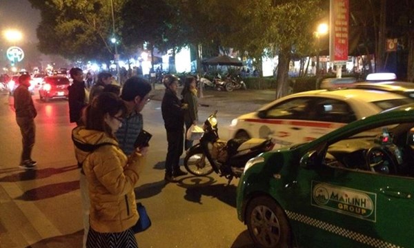 Đập vỡ kính taxi Mai Linh "lấy le" với bạn gái - 1