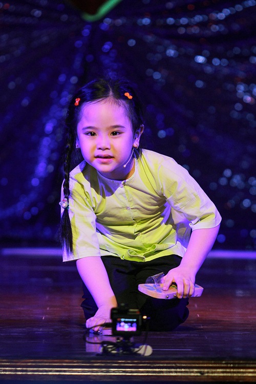 Con gái Kiều Oanh múa hát trong show hài của mẹ - 1