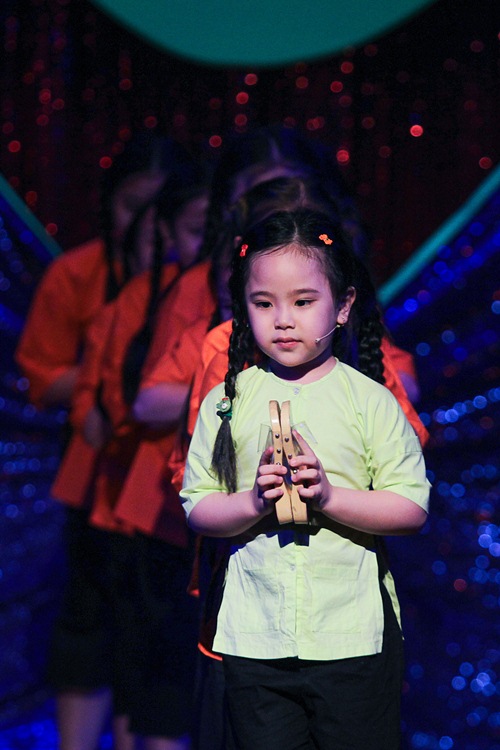 Con gái Kiều Oanh múa hát trong show hài của mẹ - 2
