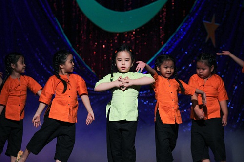 Con gái Kiều Oanh múa hát trong show hài của mẹ - 5