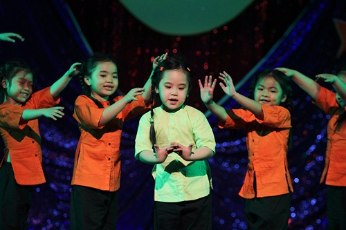 Con gái Kiều Oanh múa hát trong show hài của mẹ - 4