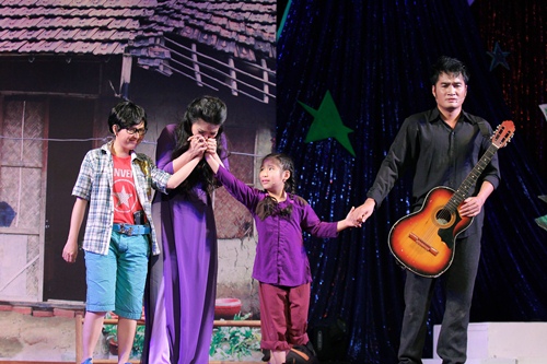 Con gái Kiều Oanh múa hát trong show hài của mẹ - 15