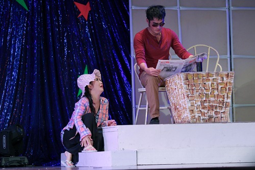 Con gái Kiều Oanh múa hát trong show hài của mẹ - 12