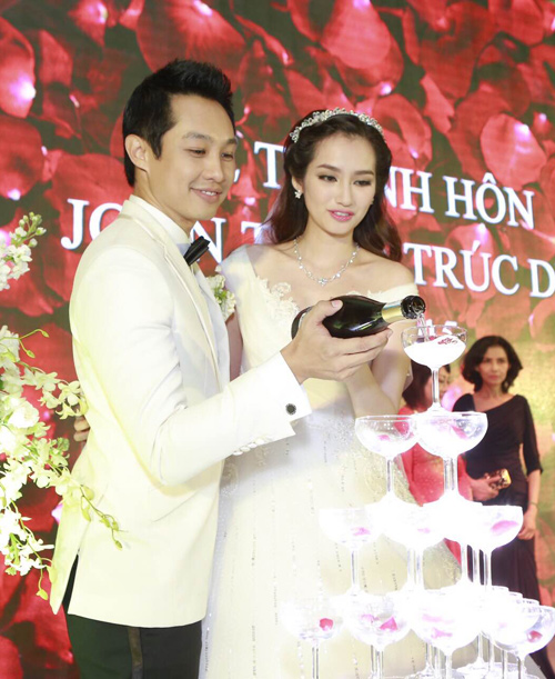 Trúc Diễm ôm chú rể khiêu vũ trong lễ cưới - 1