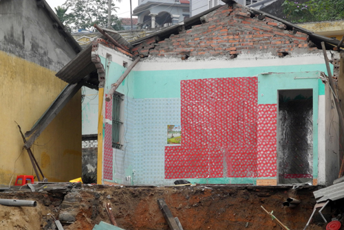 Quảng Ninh: Thi công kè làm nhiều nhà dân bị sập, nứt - 1