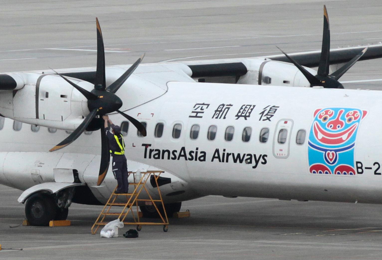 Đài Loan kiểm tra năng lực 71 phi công lái ATR-72 - 1